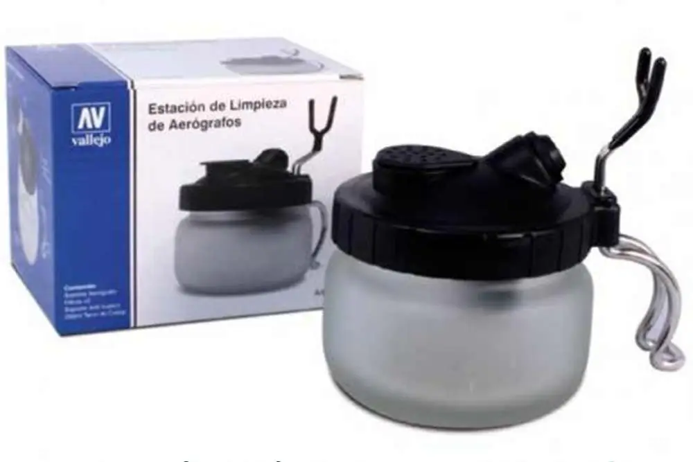 cleaning station with airbrush holder